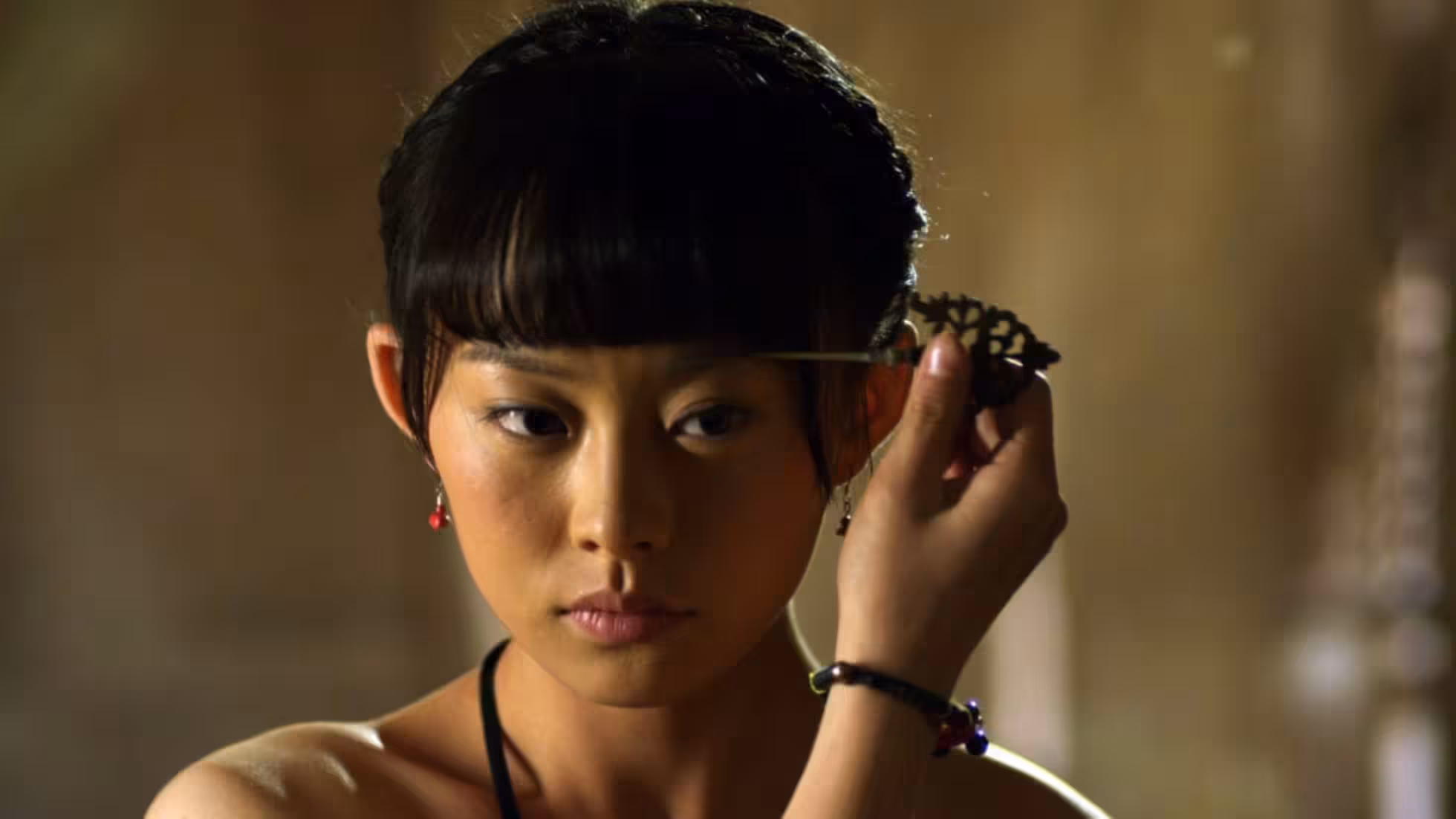 iDiMi-本周看了《骆驼客》三部曲，主要讲述弓箭与快枪的对接，单兵作战中，弓箭是唯一可以和枪对决的冷兵器。即使在现在，与弓类似的弩，也常被用来作为进攻性武器。